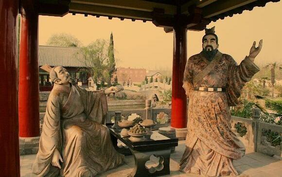 青梅煮酒论英雄时,掉筷子的刘备应不应该表现地非常怂?!