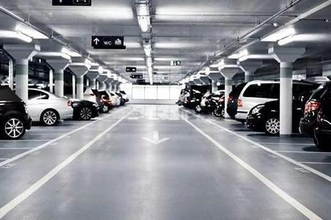 别羡慕开奔驰宝马的同龄人，“有钱人”的生活并没有那么快乐