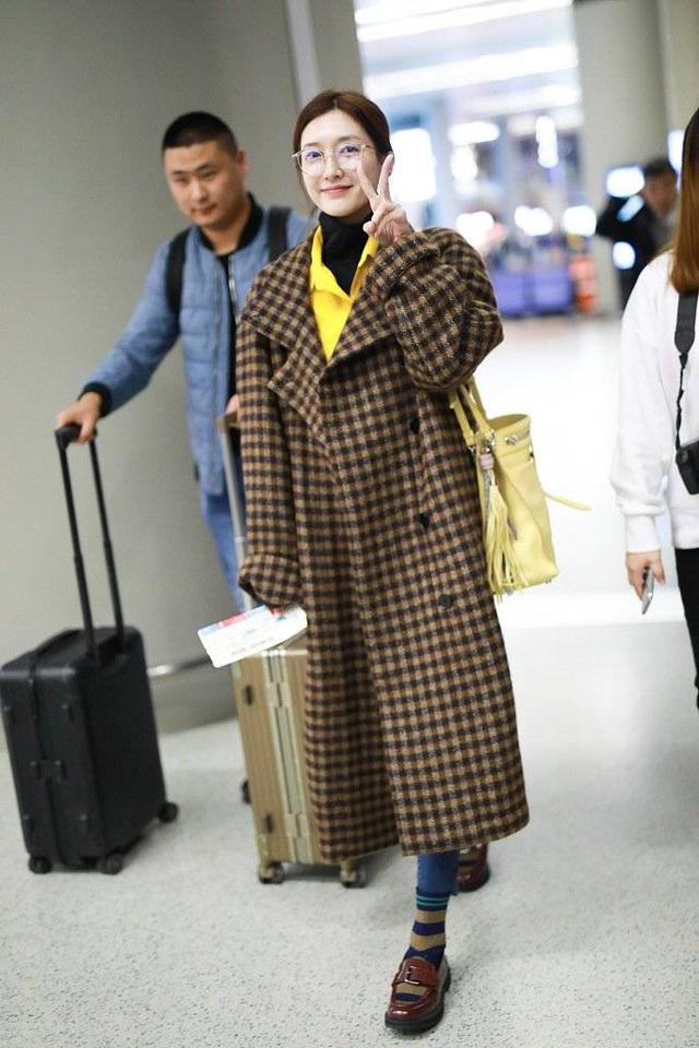 江疏影的私服真洋气!毛衣外面套衬衫,请问这是