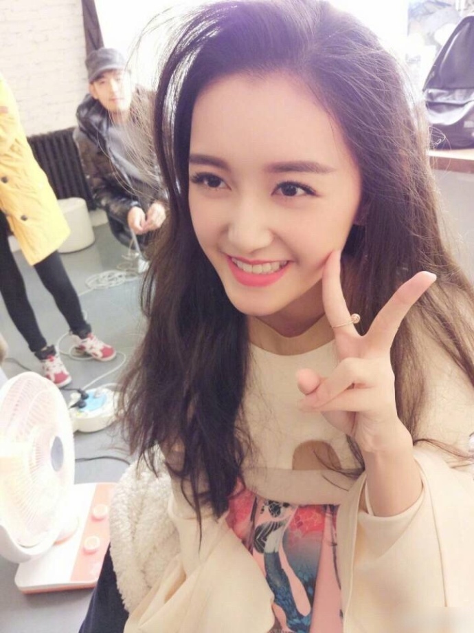 蒋依依，01年，毕业于北京市私立树人·瑞贝学校