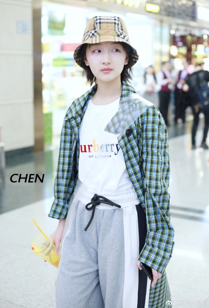 周冬雨戴渔夫帽穿格子风衣搭配阔腿裤现身机场