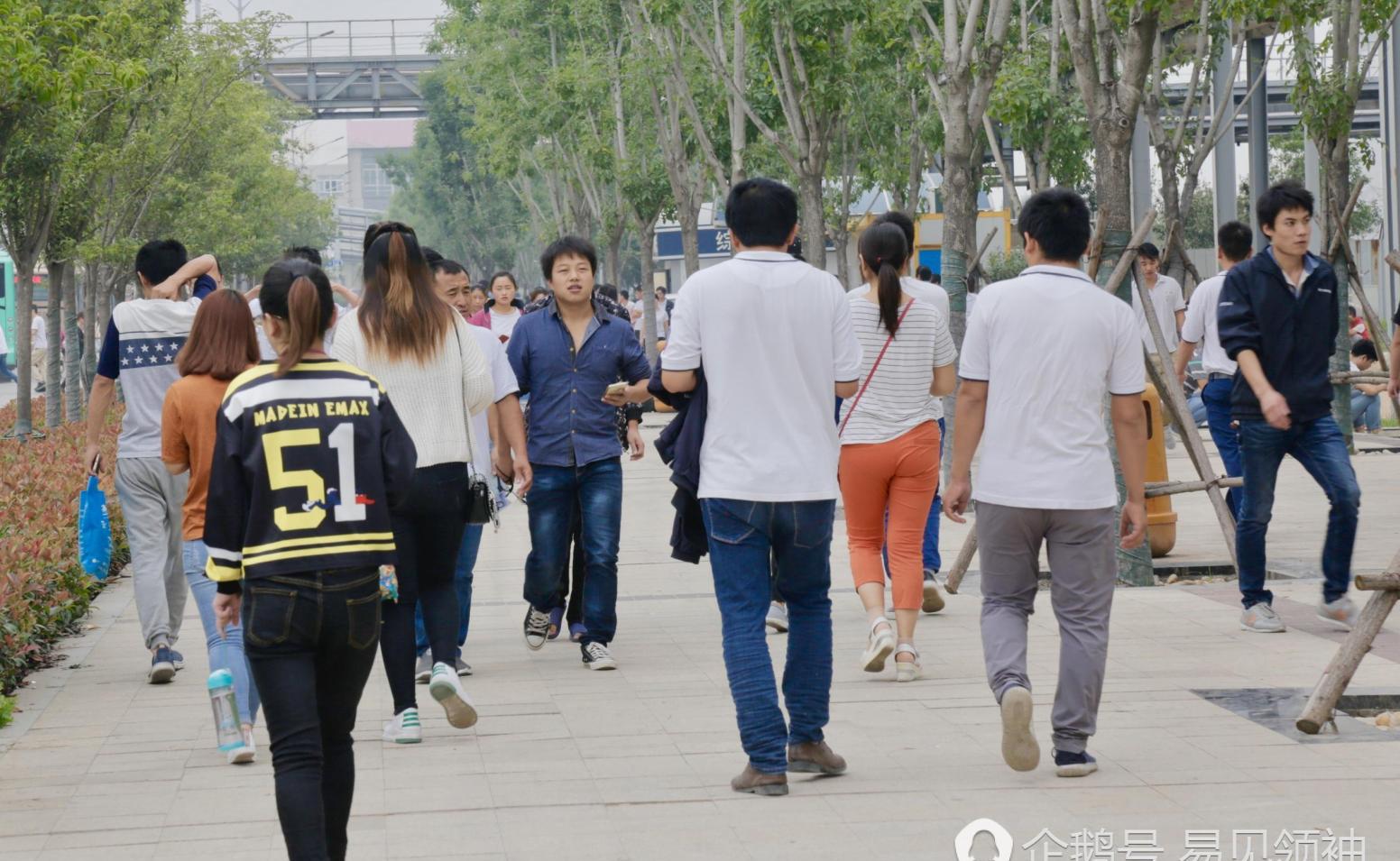 富士康数万名员工上班高峰 场面震撼如春运