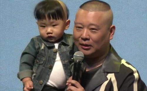 郭德纲晒照为第二任妻子庆生,老婆和小儿子全都被认错了