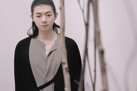 台上仙气飘飘台下反差萌,古风歌曲霍尊在《歌