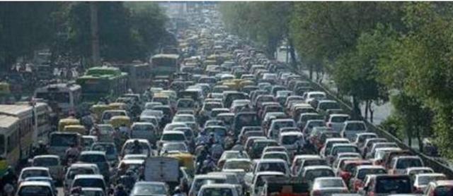 二手车市场豪车如云，200万宝马只卖50万却无人问津！