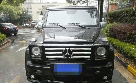 开185万奔驰G55AMG去女友家, 打开后备箱门女友不开心了