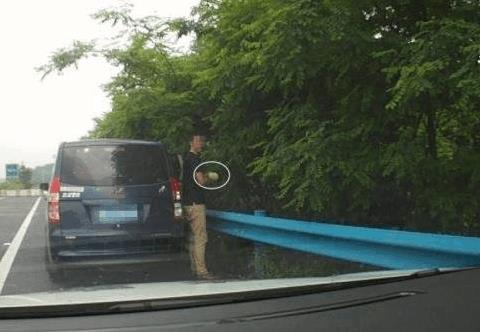 高速上这些奇葩的行为,这些人被扣12分一点都不冤枉