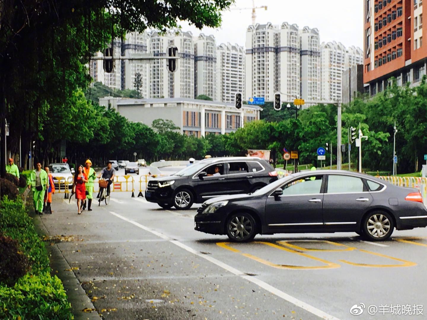 2018年高考正式开始 广东考生冒雨赶考
