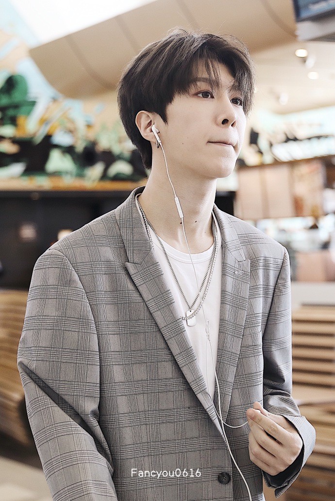 范丞丞穿格子西装搭配黑色紧身裤现身机场,皮