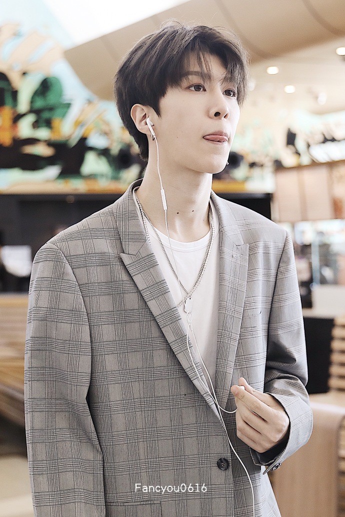 范丞丞穿格子西装搭配黑色紧身裤现身机场,皮