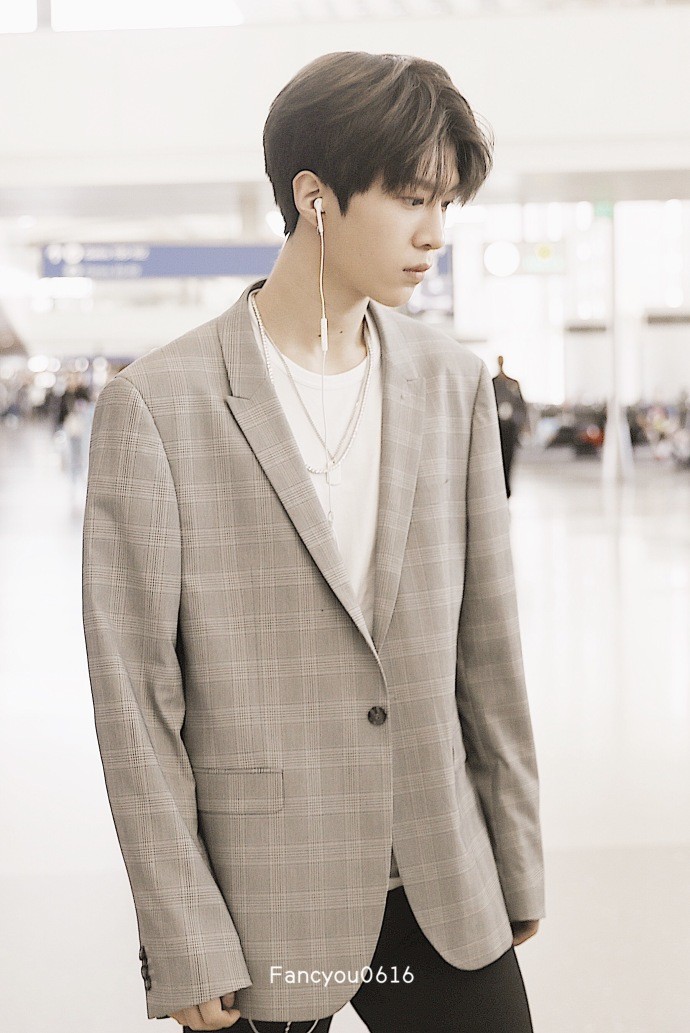 范丞丞穿格子西装搭配黑色紧身裤现身机场,皮