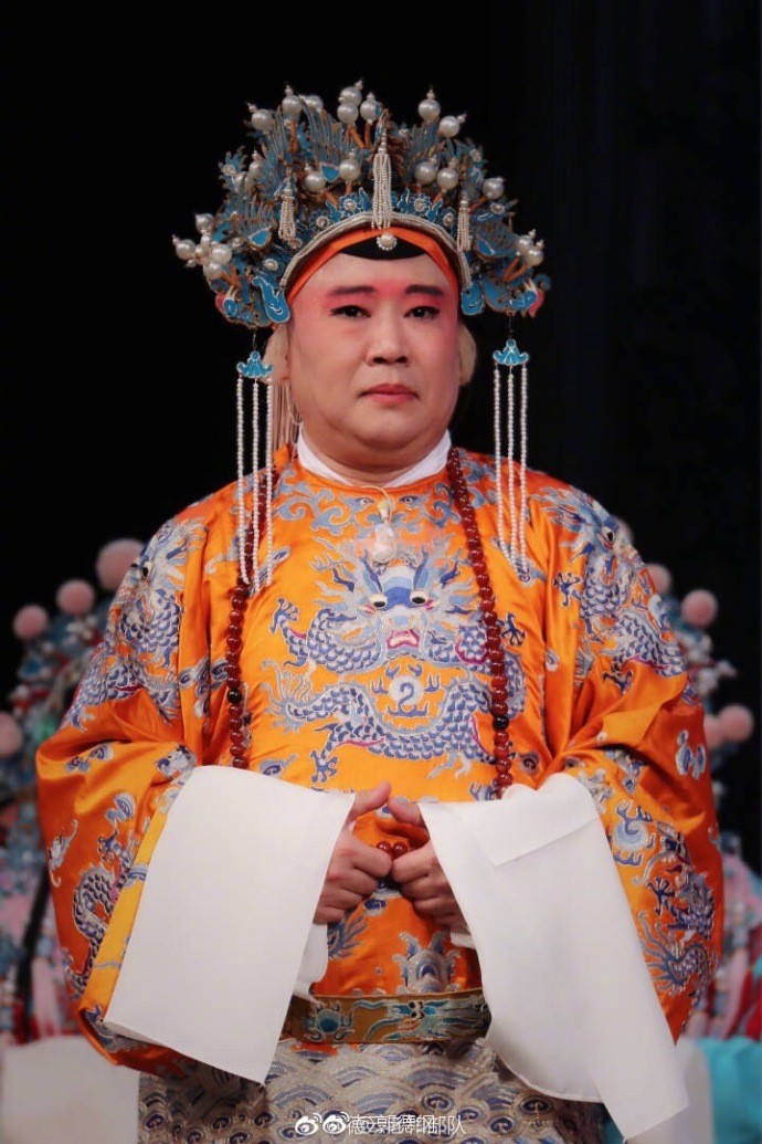 郭德纲太有才,京剧《秦香莲》分饰两角,国太扮相辣眼睛