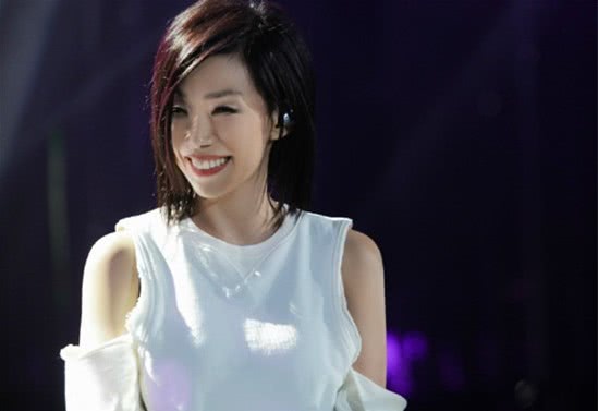 她和陈慧娴是同学,是香港乐坛天后,与有妇之夫