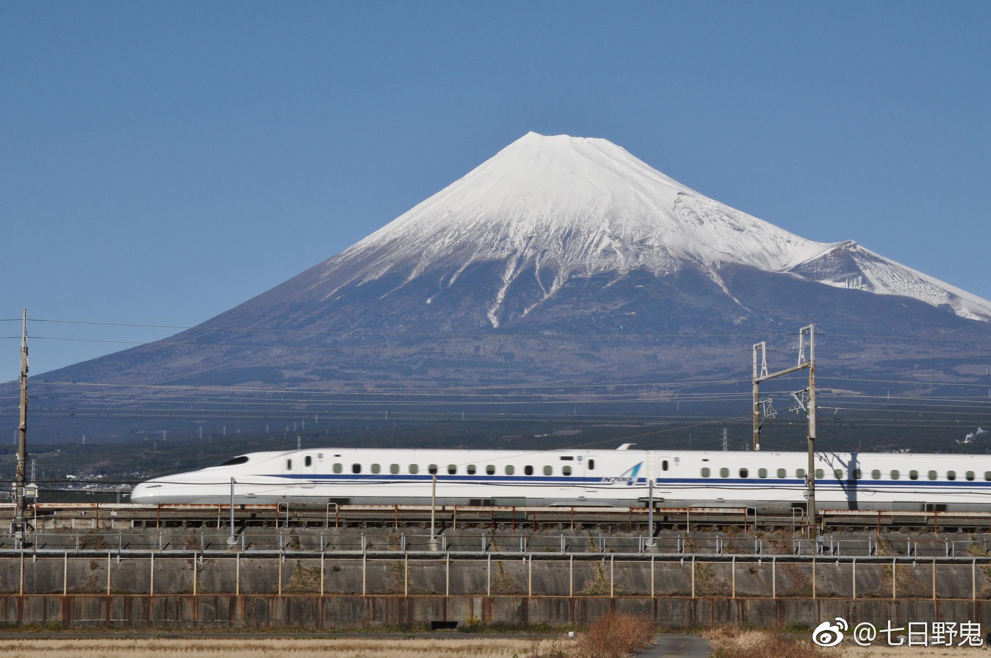 有小伙伴问我以富士山为背景的新干线在哪里能