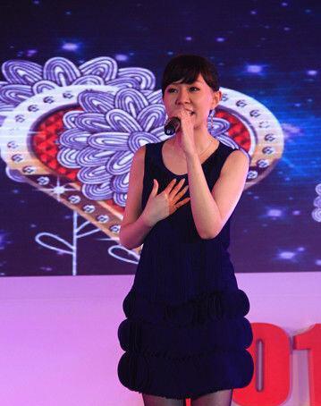 36岁卓依婷近照,都认为很老结果颜值如小鲜肉,她是翻唱能手