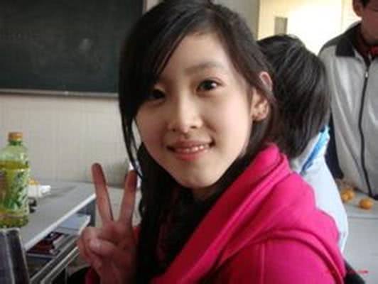 奶茶妹妹章泽天的女儿首次出镜，侧脸肥嘟嘟的堪比蜡笔小新啊！