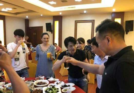 郭富城弯腰给方媛长辈敬酒，酒店和菜品遭吐槽，网友：只想说抠门