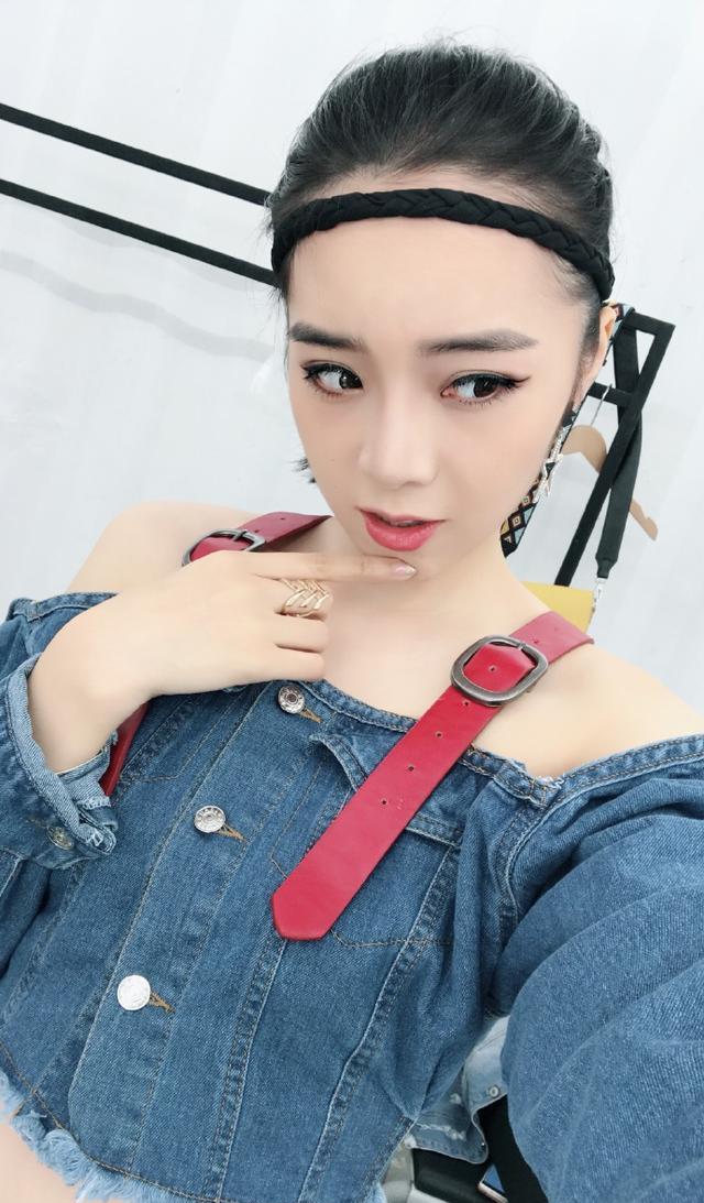 LPL美女主持人余霜一改甜美风格 这样的酷女孩管泽元hold得住吗?