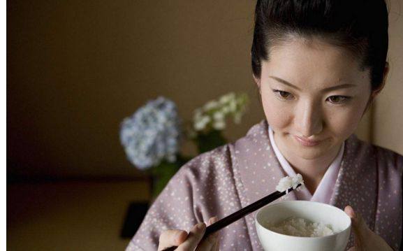 为何日本人吃什么都要配米饭?原因让人意外!