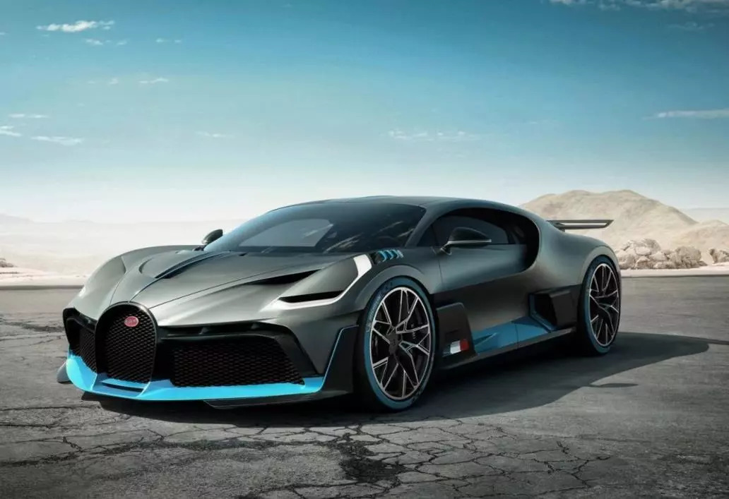 布加迪Divo亮相圆石滩车展:布加迪的“第六元素”终于来啦