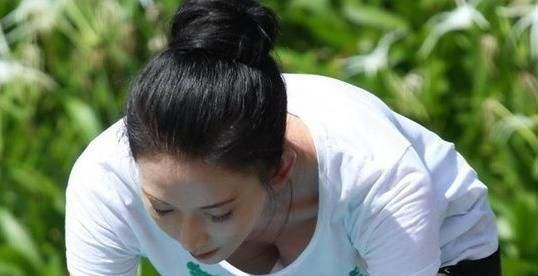 林志玲和黄渤节目现场互动, 林志玲弯腰瞬间, 黄渤表情引网友热议