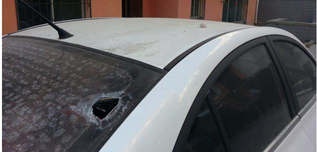 百万途锐停楼下, 被高空坠物砸中, 车主知道实情后连车都不要了