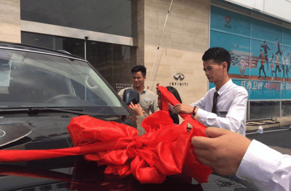 花124万买辆英菲尼迪QX80, 交车现场抛出三把车钥匙太抢眼