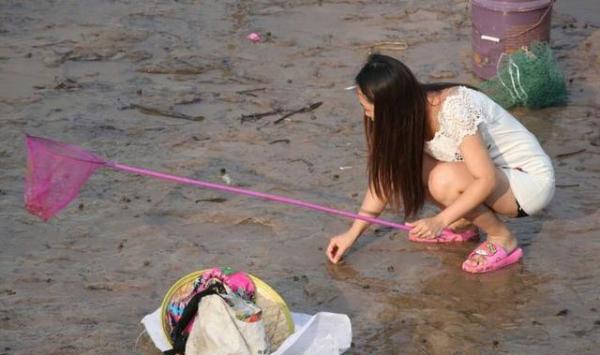 农村捕鱼大场面:村民冒险下黄河,三小时捞百斤