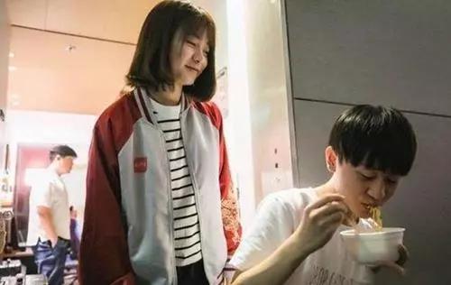 LOL:看了史森明身边的小姐姐,强迫症大呼受不