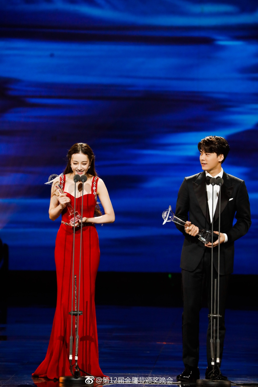迪丽热巴李易峰金鹰节获双杯,这两人还是佩服
