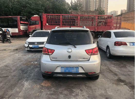 国产长城M4车门被撞大坑车门玻璃照样正常使用 厉害了我的国产