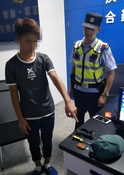 男子深夜小区四处窥探 正欲偷车被车主当成抓