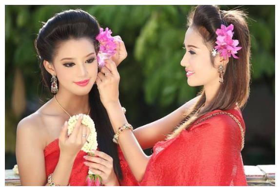 中国游客去泰国,到当地人家去拜访时导游嘱咐