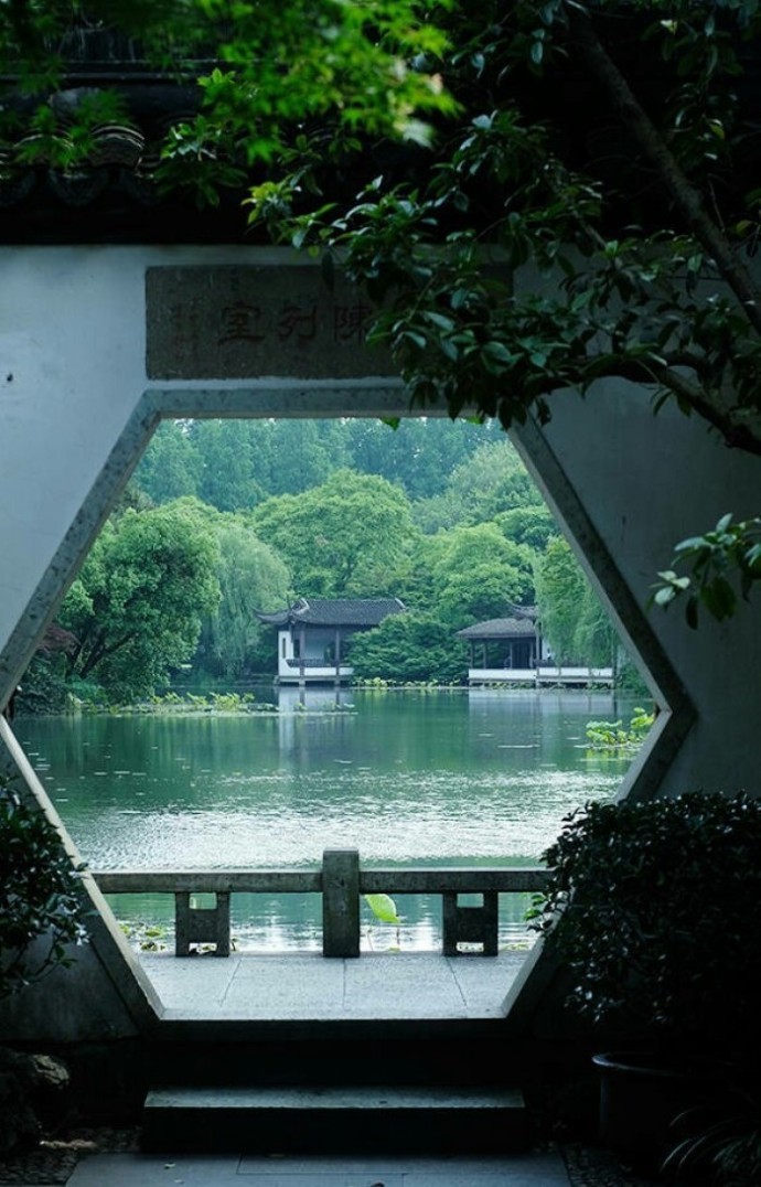 清风徐来,水波不兴。举酒属客,诵明月之诗,