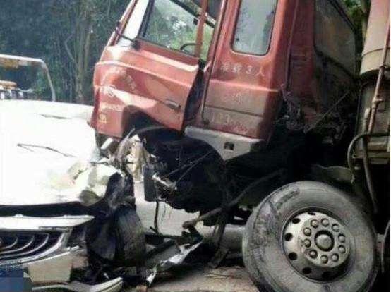 吉利博越撞上大货车, 司机下车后大眼瞪小眼