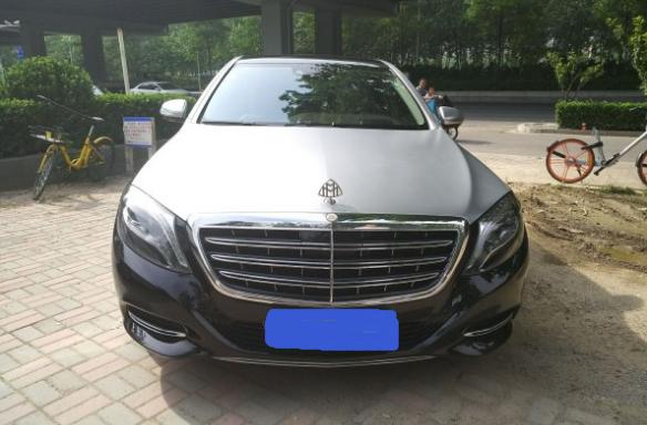 老板让公司员工替他去洗车，交车时老板打开车门后情不自禁地笑了