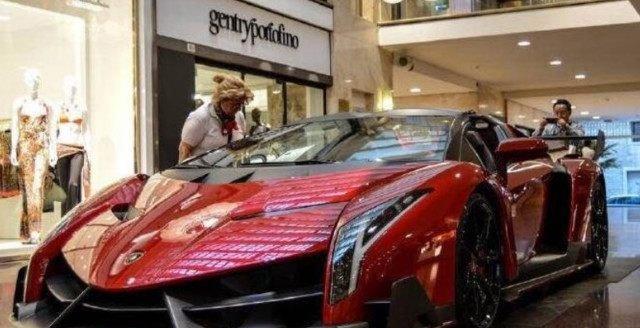 老板花一千万买豪车充面子，刚出店门被员工嘲笑，满满的尴尬