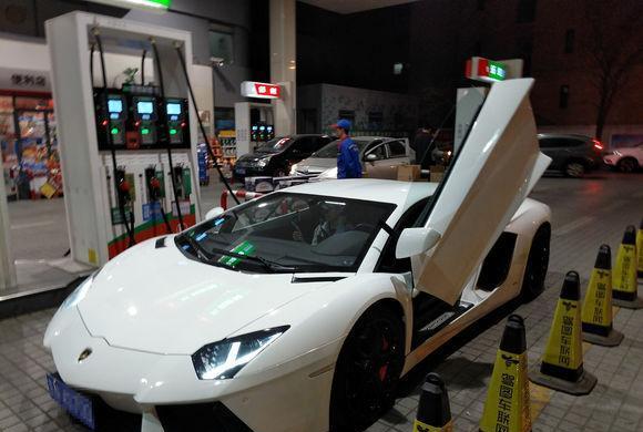 兰博基尼有多费油? 北京跑车俱乐部创始人告诉你: 比打车都贵!