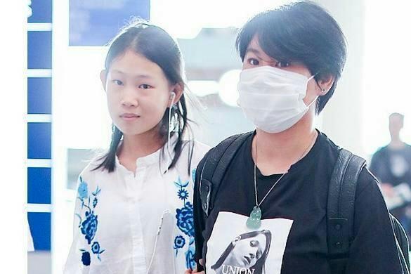 小沈阳女儿高挑纤细，五官耐看，见记者摆搞怪表情！