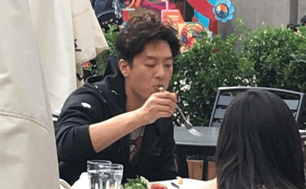 “出轨门”之后网友偶遇凌潇肃夫妇, 34岁的唐一菲不复当年的美艳