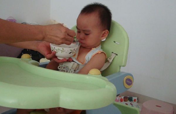 孩子含饭不吃、口臭、哭闹,还不吃药,妈妈要注