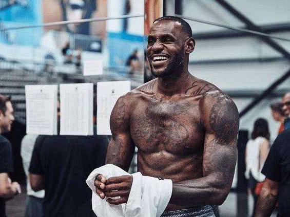 足球篮球运动员谁的身体最强壮?C罗上榜,詹皇