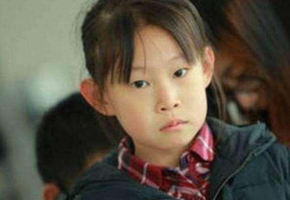 小沈阳女儿高挑纤细，五官耐看，见记者摆搞怪表情！