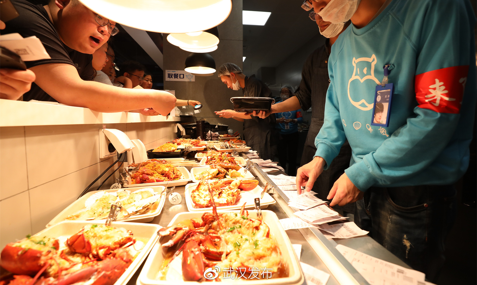 超人气波士顿龙虾半天补货4次 这两天盒马鲜生