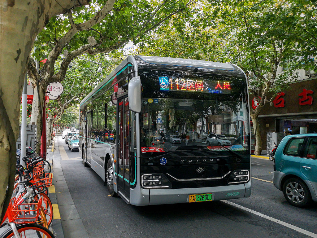 跟着小布去乘智能公交吧！上海首条自动驾驶公交在临港示范应用