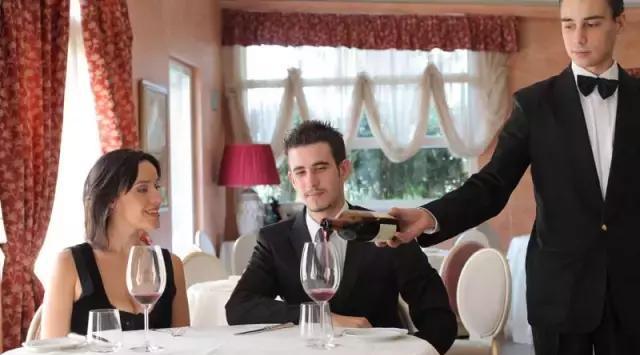 外国人喝酒与中国人喝酒的9大区别,哪种方式更