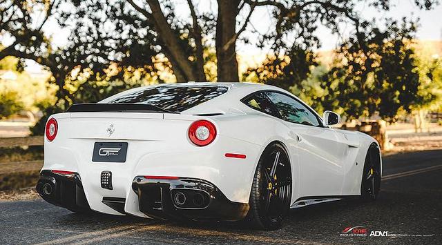 为法拉利F12berlinetta推出的专属碳纤维空力套件