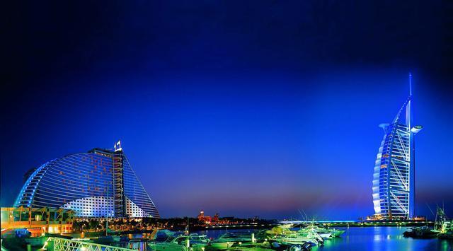 土豪的城市迪拜提途乐顶配 200块钱能加满油箱 售价还便宜