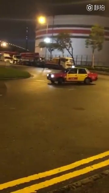 被出租车耽误的漂移赛车手啊  ​