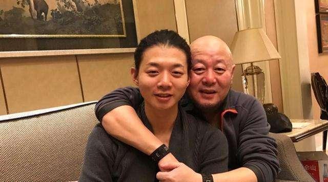 霍尊的父亲是火风, 他再婚后有一个儿子洛松, 一